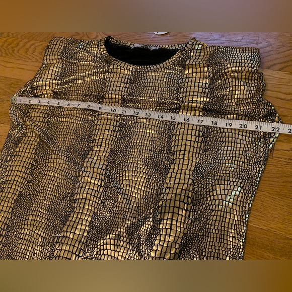 Padded shoulders muscle Tee metallic gold/black size M/L - Picture 10 of 13